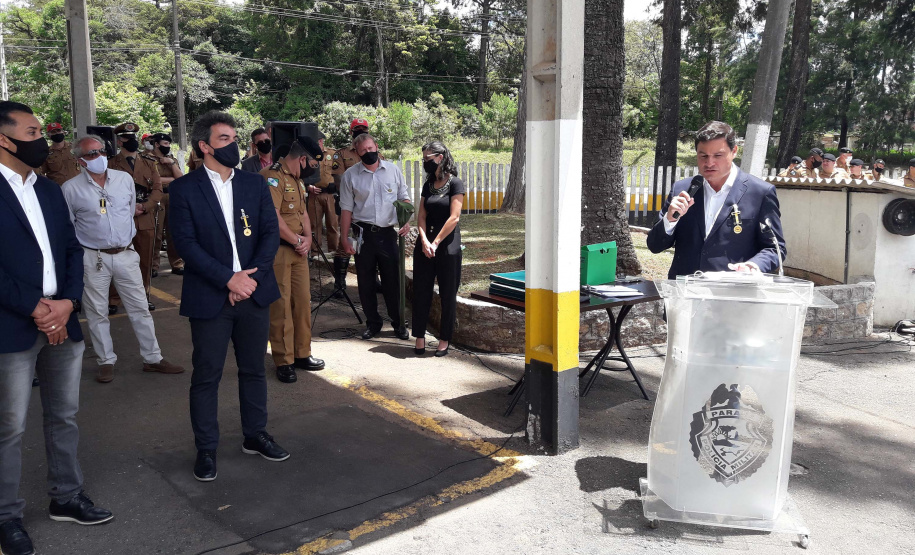 O Departamento de Estradas de Rodagem do Paraná (DER/PR), entregou cinco novas viaturas à Polícia Rodoviária Estadual. A entrega foi terça-feira (27), durante cerimônia que comemorou os 56 anos de atividades do batalhão. Foto:DER