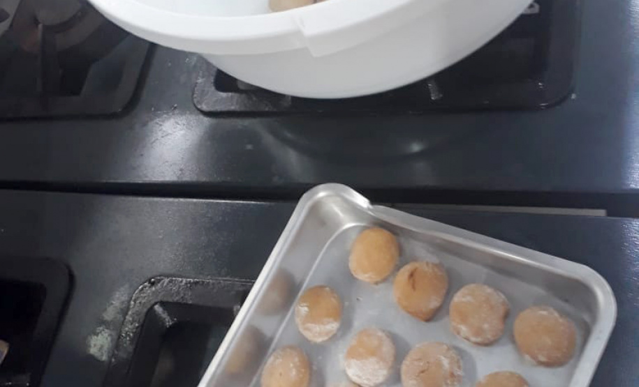 A ausência dos alunos também tem motivado algumas ações diferenciadas. Um exemplo é a distribuição de pão de mel para os alunos do Colégio Estadual Dr. Chafic Cury, em Rio Azul. As merendeiras auxiliaram no preparo dos doces para mais de 600 estudantes, que foram entregues junto com os kits de alimentação. Foto: Fundepar