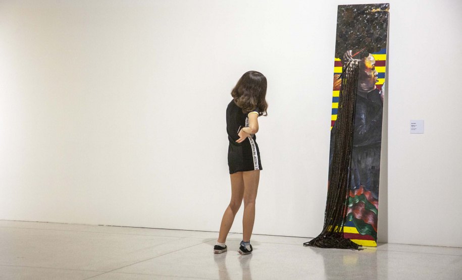 Neste sábado, dia 31/10, o Museu Oscar Niemeyer (MON) inaugura mais duas novas exposições: “A Violência sob a Delicadeza”, da artista visual Vera Martins, e “Gente no MON”, do fotógrafo Dico Kremer: