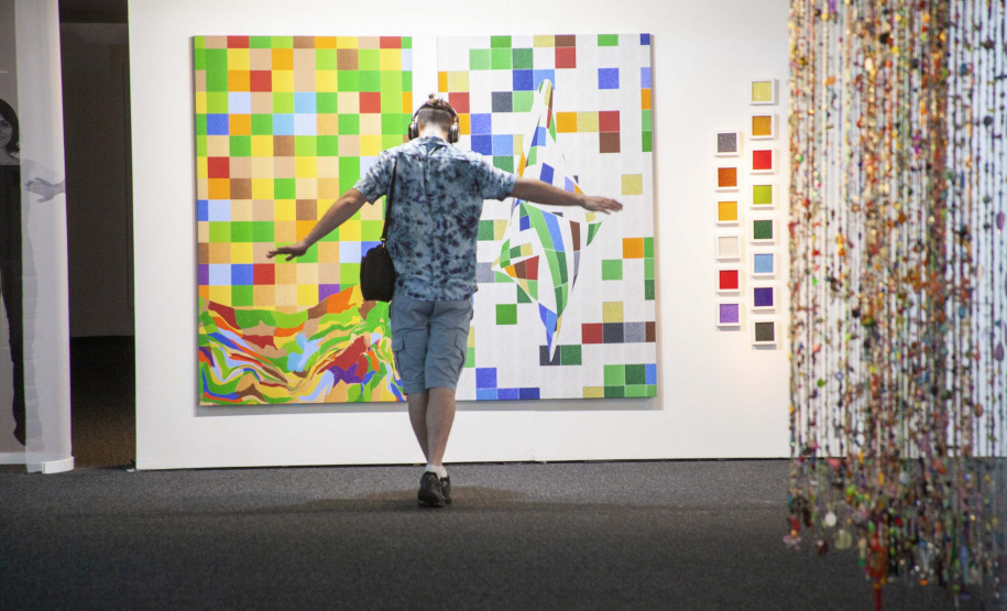 Neste sábado, dia 31/10, o Museu Oscar Niemeyer (MON) inaugura mais duas novas exposições: “A Violência sob a Delicadeza”, da artista visual Vera Martins, e “Gente no MON”, do fotógrafo Dico Kremer: