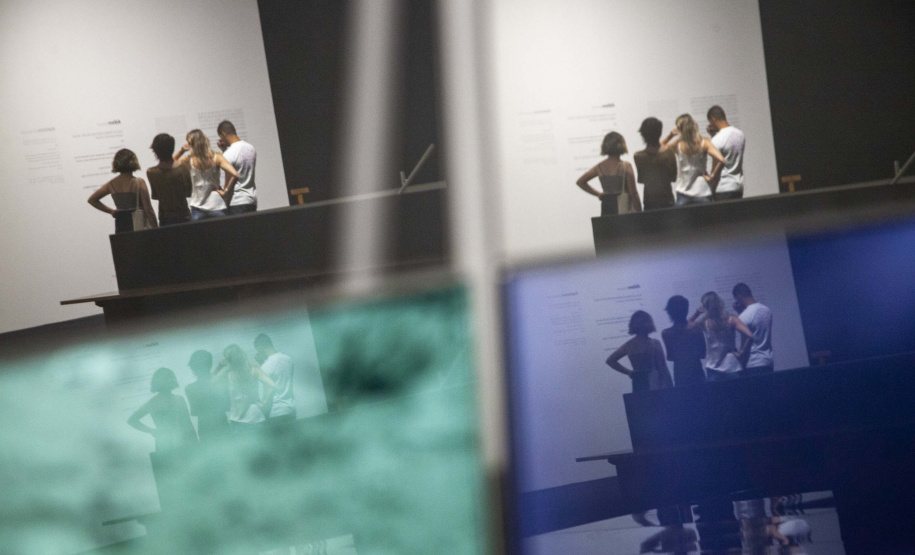 Neste sábado, dia 31/10, o Museu Oscar Niemeyer (MON) inaugura mais duas novas exposições: “A Violência sob a Delicadeza”, da artista visual Vera Martins, e “Gente no MON”, do fotógrafo Dico Kremer: