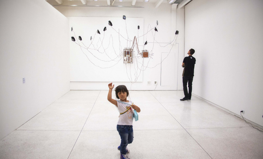 Neste sábado, dia 31/10, o Museu Oscar Niemeyer (MON) inaugura mais duas novas exposições: “A Violência sob a Delicadeza”, da artista visual Vera Martins, e “Gente no MON”, do fotógrafo Dico Kremer: