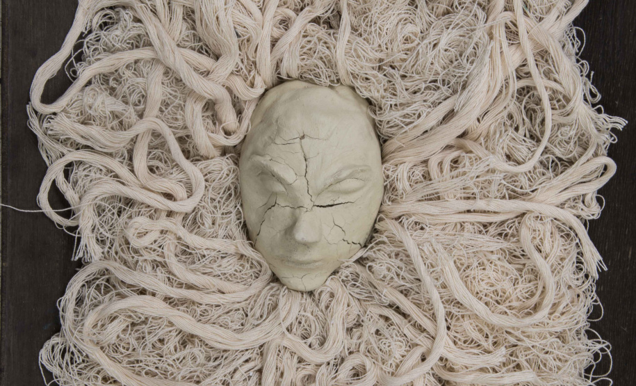 Neste sábado, dia 31/10, o Museu Oscar Niemeyer (MON) inaugura mais duas novas exposições: “A Violência sob a Delicadeza”, da artista visual Vera Martins, e “Gente no MON”, do fotógrafo Dico Kremer: