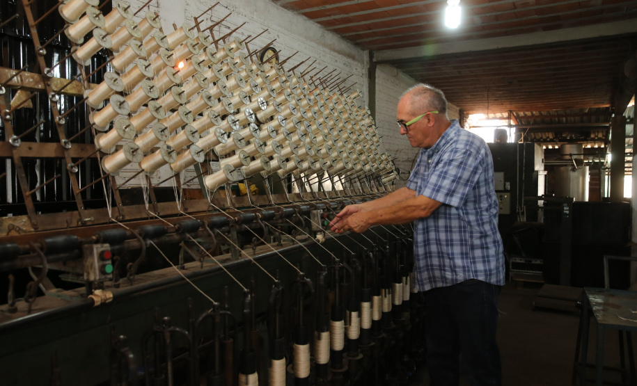 FEITO NO PARANA - Casulo Feliz empresa de Maringa que produz  fio de seda  de forma manual, aproveitando os casulos impróprios para a indústria e também reciclando os subprodutos dessa mesma matéria-prima. Na foto, Gustavo Rocha, fundador da empresa O Casulo Feliz. 07/10/2020 - Foto: Geraldo Bubniak/AEN