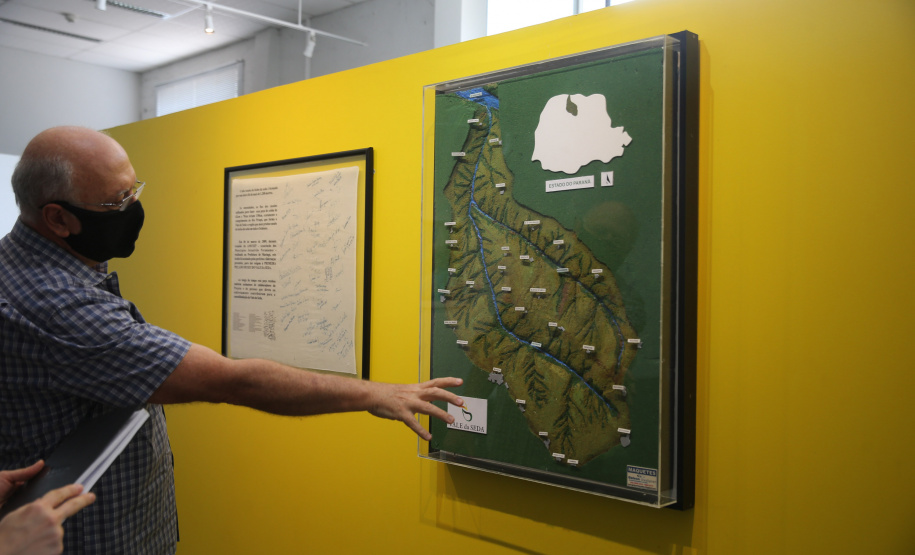 FEITO NO PARANA - Vale da Seda é um dos pólos de produção de vestuário no Brasil resultado de esforços conjuntos entre empresas privadas, universidades estaduais e sindicatos estão tornando possível a produção de artigos de seda, comercializados sob a marca coletiva Vale da Seda, que oferece garantia de origem, composição, qualidade e compromisso com o desenvolvimento regional sustentável. Maringá - 07/10/2020 - Foto: Geraldo Bubniak/AEN