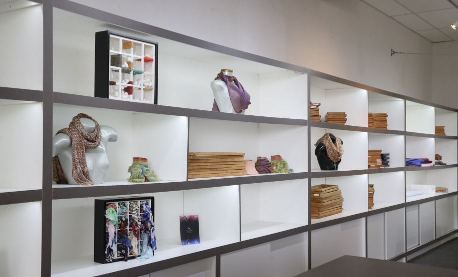 FEITO NO PARANA - Vale da Seda é um dos pólos de produção de vestuário no Brasil resultado de esforços conjuntos entre empresas privadas, universidades estaduais e sindicatos estão tornando possível a produção de artigos de seda, comercializados sob a marca coletiva Vale da Seda, que oferece garantia de origem, composição, qualidade e compromisso com o desenvolvimento regional sustentável. Maringá - 07/10/2020 - Foto: Geraldo Bubniak/AEN