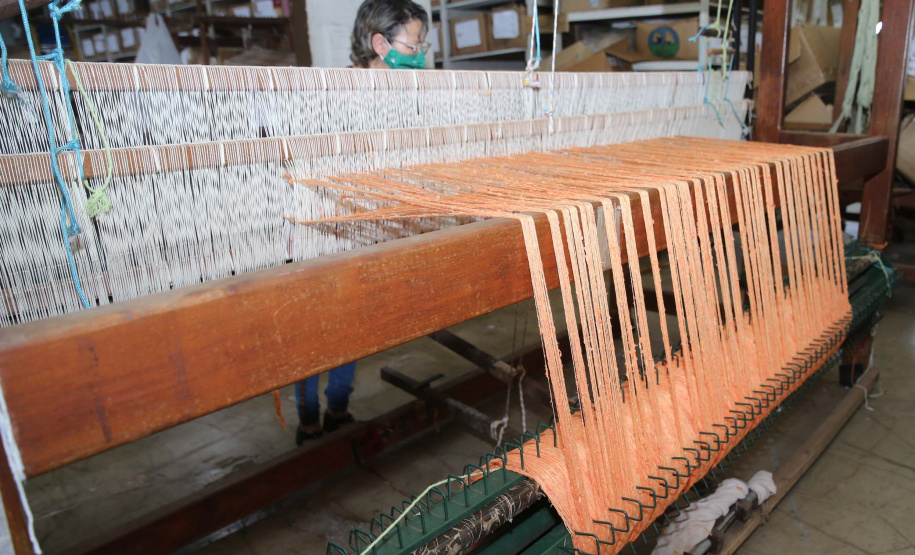 FEITO NO PARANA - Casulo Feliz empresa de Maringa que produz fio de seda de forma manual, aproveitando os casulos impróprios para a indústria e também reciclando os subprodutos dessa mesma matéria-prima.07/10/2020 - Foto: Geraldo Bubniak/AEN

Foto: Foto: Geraldo Bubniak