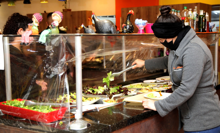 Outro beneficiado pelo crédito foi o restaurante Jeito Mineiro, localizado no Centro
Histórico de Curitiba, que obteve um financiamento da linha Fomento Turismo, com recursos
do Fungetur. Fundado em 2008, o estabelecimento serve pratos da culinária mineira com
toques de outras regiões do país. Foto: Ari Dias/AEN