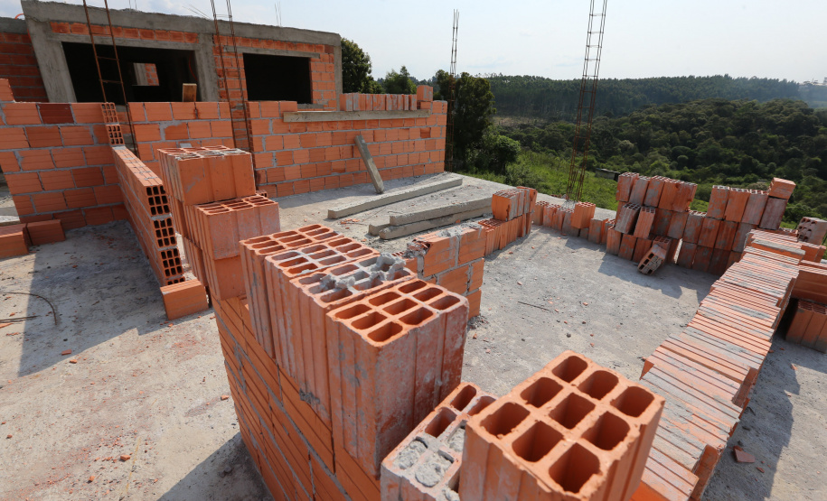 Casas Imbituva Construção das 157 casas na Vila Zezo em Imbituva, o local passará por ação completa de regularização fundiária, com demarcação dos lotes individualizados e entrega de títulos de propriedade aos moradores. Também serão feitas obras de infraestrutura complementar para urbanização completa da região.13/10/2020 - Foto: Geraldo Bubniak/AEN