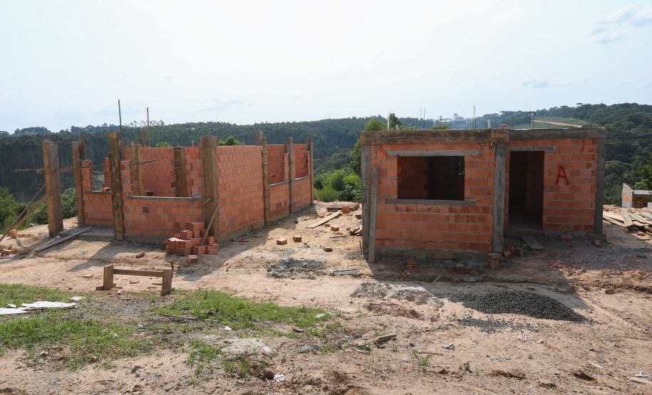 Casas Imbituva Construção das 157 casas na Vila Zezo em Imbituva, o local passará por ação completa de regularização fundiária, com demarcação dos lotes individualizados e entrega de títulos de propriedade aos moradores. Também serão feitas obras de infraestrutura complementar para urbanização completa da região.13/10/2020 - Foto: Geraldo Bubniak/AEN