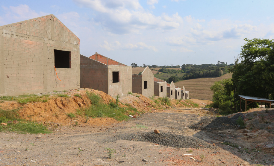 Casas Imbituva Construção das 157 casas na Vila Zezo em Imbituva, o local passará por ação completa de regularização fundiária, com demarcação dos lotes individualizados e entrega de títulos de propriedade aos moradores. Também serão feitas obras de infraestrutura complementar para urbanização completa da região.13/10/2020 - Foto: Geraldo Bubniak/AEN