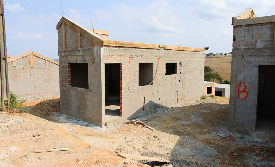 Casas Imbituva Construção das 157 casas na Vila Zezo em Imbituva, o local passará por ação completa de regularização fundiária, com demarcação dos lotes individualizados e entrega de títulos de propriedade aos moradores. Também serão feitas obras de infraestrutura complementar para urbanização completa da região.13/10/2020 - Foto: Geraldo Bubniak/AEN