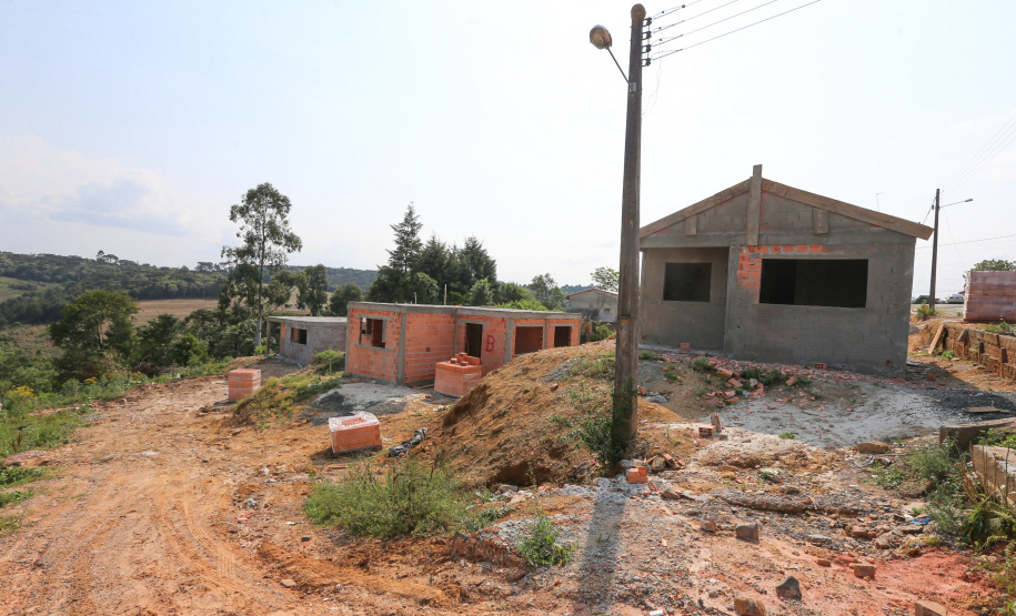 Casas Imbituva Construção das 157 casas na Vila Zezo em Imbituva, o local passará por ação completa de regularização fundiária, com demarcação dos lotes individualizados e entrega de títulos de propriedade aos moradores. Também serão feitas obras de infraestrutura complementar para urbanização completa da região.13/10/2020 - Foto: Geraldo Bubniak/AEN