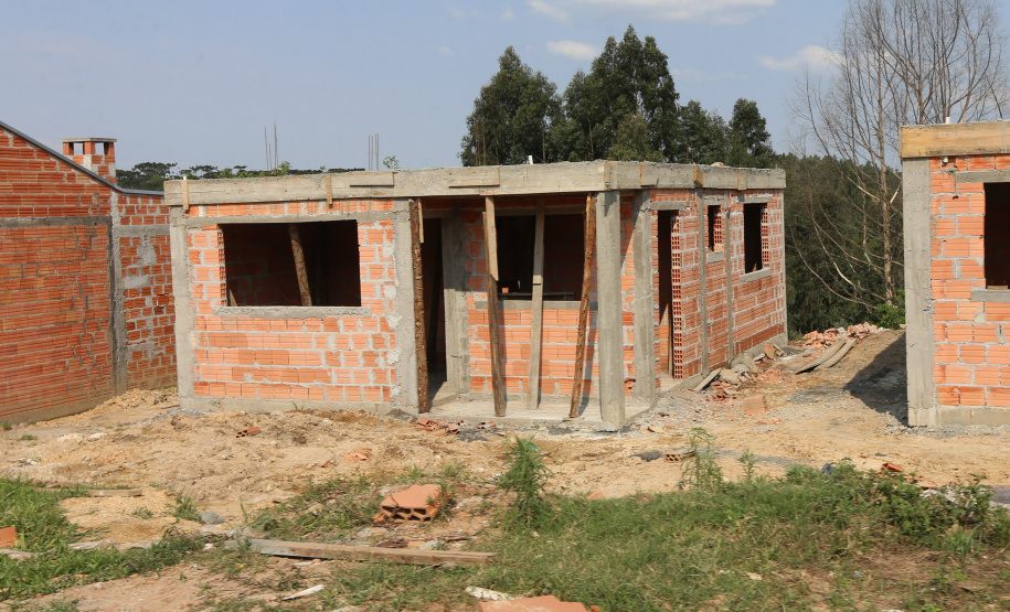 Casas Imbituva Construção das 157 casas na Vila Zezo em Imbituva, o local passará por ação completa de regularização fundiária, com demarcação dos lotes individualizados e entrega de títulos de propriedade aos moradores. Também serão feitas obras de infraestrutura complementar para urbanização completa da região.13/10/2020 - Foto: Geraldo Bubniak/AEN