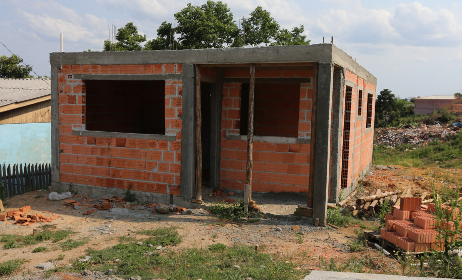 Casas Imbituva Construção das 157 casas na Vila Zezo em Imbituva, o local passará por ação completa de regularização fundiária, com demarcação dos lotes individualizados e entrega de títulos de propriedade aos moradores. Também serão feitas obras de infraestrutura complementar para urbanização completa da região.13/10/2020 - Foto: Geraldo Bubniak/AEN