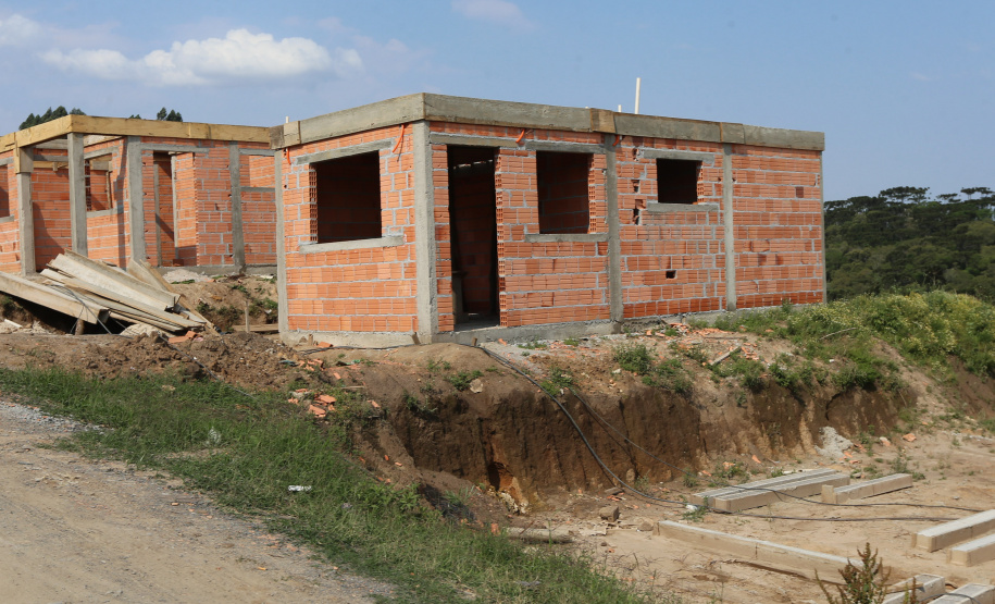 Casas Imbituva Construção das 157 casas na Vila Zezo em Imbituva, o local passará por ação completa de regularização fundiária, com demarcação dos lotes individualizados e entrega de títulos de propriedade aos moradores. Também serão feitas obras de infraestrutura complementar para urbanização completa da região.13/10/2020 - Foto: Geraldo Bubniak/AEN
