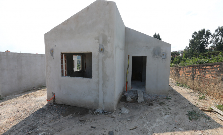 Casas Imbituva Construção das 157 casas na Vila Zezo em Imbituva, o local passará por ação completa de regularização fundiária, com demarcação dos lotes individualizados e entrega de títulos de propriedade aos moradores. Também serão feitas obras de infraestrutura complementar para urbanização completa da região.13/10/2020 - Foto: Geraldo Bubniak/AEN