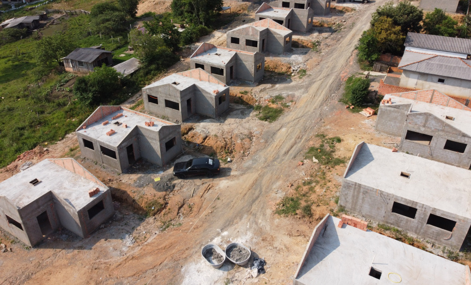 Casas Imbituva Construção das 157 casas na Vila Zezo em Imbituva, o local passará por ação completa de regularização fundiária, com demarcação dos lotes individualizados e entrega de títulos de propriedade aos moradores. Também serão feitas obras de infraestrutura complementar para urbanização completa da região.13/10/2020 - Foto: Geraldo Bubniak/AEN