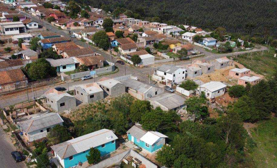 Casas Imbituva Construção das 157 casas na Vila Zezo em Imbituva, o local passará por ação completa de regularização fundiária, com demarcação dos lotes individualizados e entrega de títulos de propriedade aos moradores. Também serão feitas obras de infraestrutura complementar para urbanização completa da região.13/10/2020 - Foto: Geraldo Bubniak/AEN