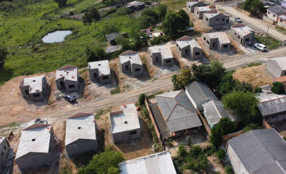 Casas Imbituva Construção das 157 casas na Vila Zezo em Imbituva, o local passará por ação completa de regularização fundiária, com demarcação dos lotes individualizados e entrega de títulos de propriedade aos moradores. Também serão feitas obras de infraestrutura complementar para urbanização completa da região.13/10/2020 - Foto: Geraldo Bubniak/AEN