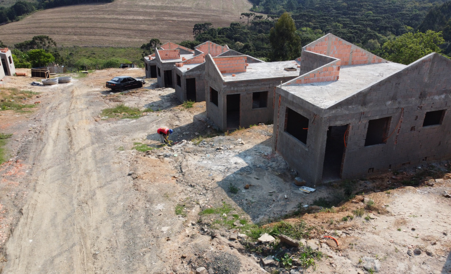 Casas Imbituva Construção das 157 casas na Vila Zezo em Imbituva, o local passará por ação completa de regularização fundiária, com demarcação dos lotes individualizados e entrega de títulos de propriedade aos moradores. Também serão feitas obras de infraestrutura complementar para urbanização completa da região.13/10/2020 - Foto: Geraldo Bubniak/AEN