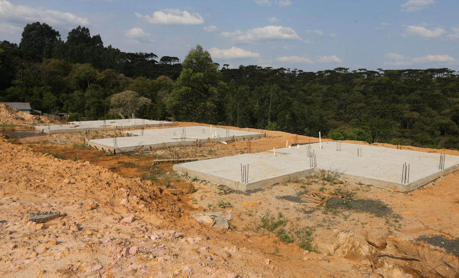 Casas Imbituva Construção das 157 casas na Vila Zezo em Imbituva, o local passará por ação completa de regularização fundiária, com demarcação dos lotes individualizados e entrega de títulos de propriedade aos moradores. Também serão feitas obras de infraestrutura complementar para urbanização completa da região.13/10/2020 - Foto: Geraldo Bubniak/AEN