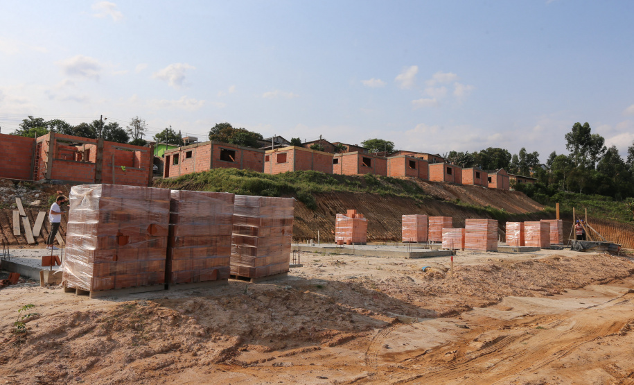 Casas Imbituva Construção das 157 casas na Vila Zezo em Imbituva, o local passará por ação completa de regularização fundiária, com demarcação dos lotes individualizados e entrega de títulos de propriedade aos moradores. Também serão feitas obras de infraestrutura complementar para urbanização completa da região.13/10/2020 - Foto: Geraldo Bubniak/AEN