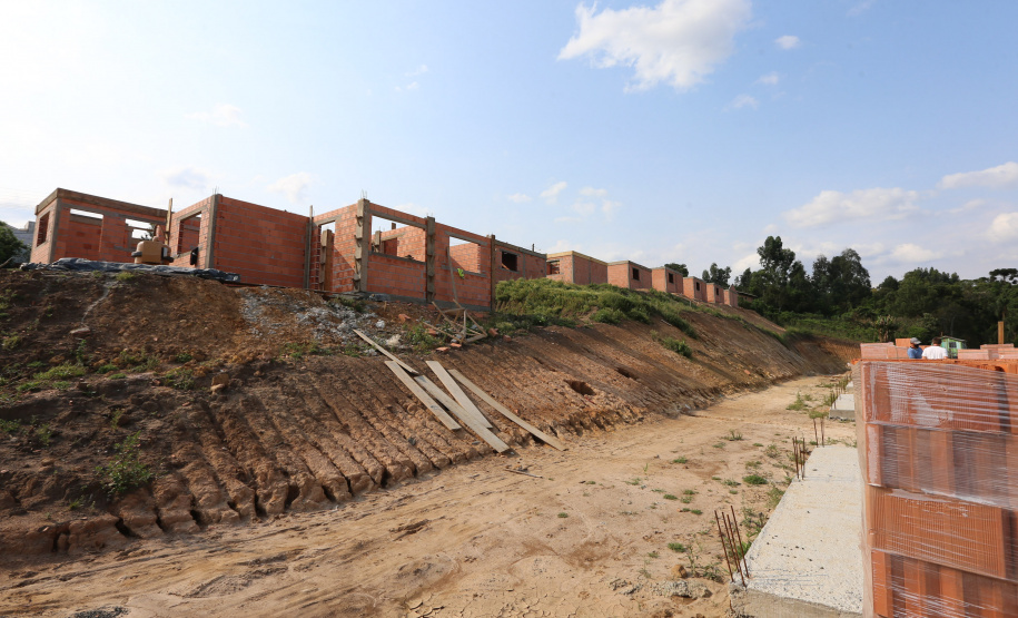 Casas Imbituva Construção das 157 casas na Vila Zezo em Imbituva, o local passará por ação completa de regularização fundiária, com demarcação dos lotes individualizados e entrega de títulos de propriedade aos moradores. Também serão feitas obras de infraestrutura complementar para urbanização completa da região.13/10/2020 - Foto: Geraldo Bubniak/AEN