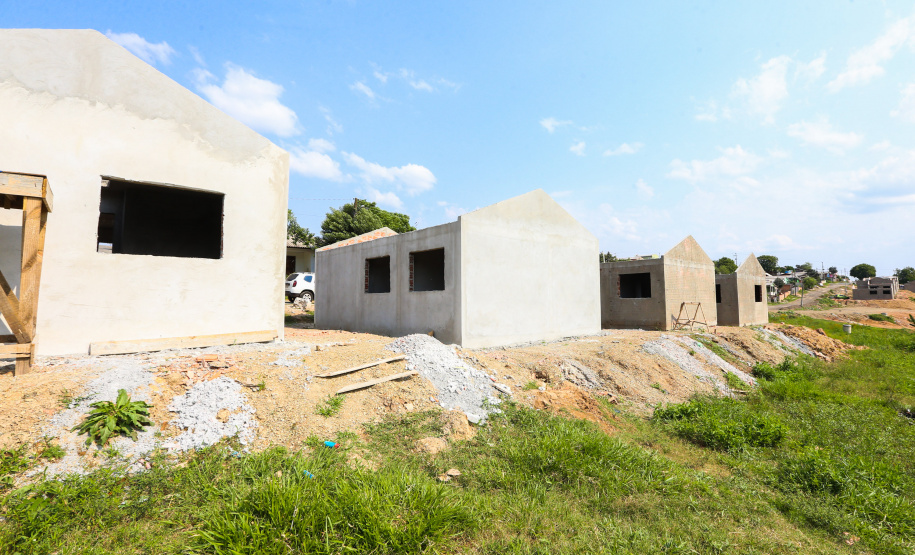 Casas Imbituva Construção das 157 casas na Vila Zezo em Imbituva, o local passará por ação completa de regularização fundiária, com demarcação dos lotes individualizados e entrega de títulos de propriedade aos moradores. Também serão feitas obras de infraestrutura complementar para urbanização completa da região.13/10/2020 - Foto: Geraldo Bubniak/AEN
