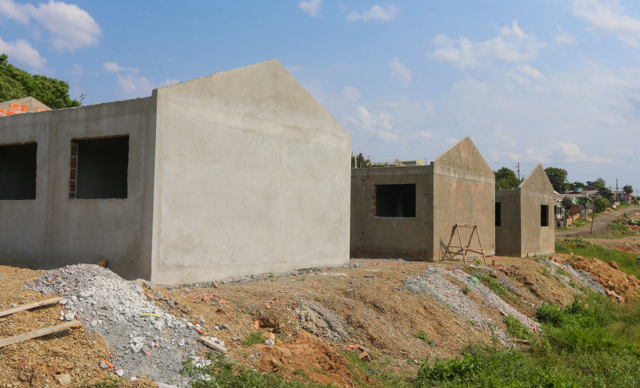 Casas Imbituva Construção das 157 casas na Vila Zezo em Imbituva, o local passará por ação completa de regularização fundiária, com demarcação dos lotes individualizados e entrega de títulos de propriedade aos moradores. Também serão feitas obras de infraestrutura complementar para urbanização completa da região.13/10/2020 - Foto: Geraldo Bubniak/AEN