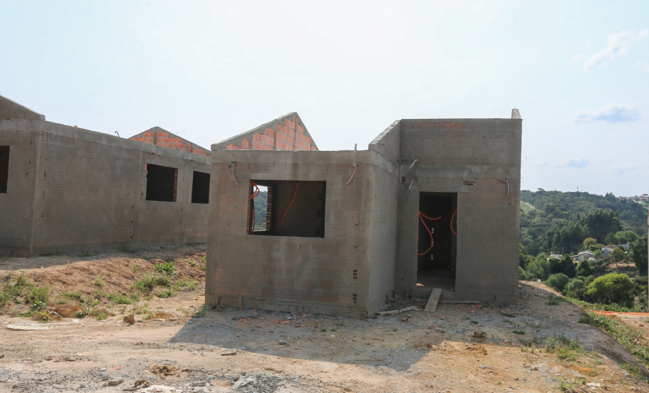 Casas Imbituva Construção das 157 casas na Vila Zezo em Imbituva, o local passará por ação completa de regularização fundiária, com demarcação dos lotes individualizados e entrega de títulos de propriedade aos moradores. Também serão feitas obras de infraestrutura complementar para urbanização completa da região.13/10/2020 - Foto: Geraldo Bubniak/AEN