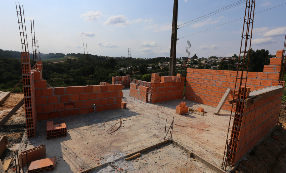 Casas Imbituva Construção das 157 casas na Vila Zezo em Imbituva, o local passará por ação completa de regularização fundiária, com demarcação dos lotes individualizados e entrega de títulos de propriedade aos moradores. Também serão feitas obras de infraestrutura complementar para urbanização completa da região.13/10/2020 - Foto: Geraldo Bubniak/AEN