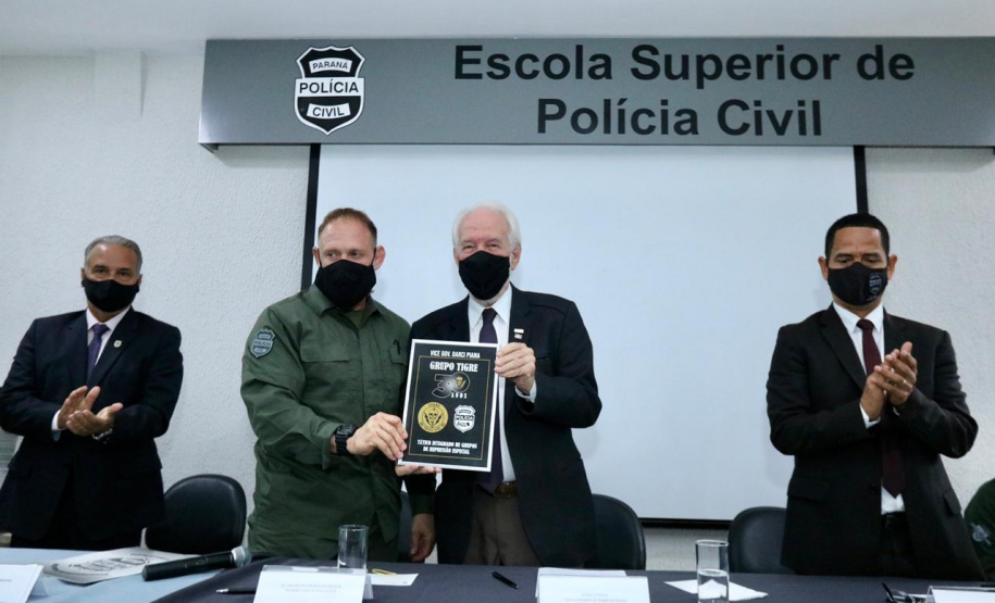 A Polícia Civil do Paraná comemora o aniversário de 30 anos do seu grupo de elite, o Tático Integrado de Grupos de Repressão Especial (Tigre). 

O aniversário foi comemorado em solenidade com a presença do vice-governador Darci Piana, do secretário da Segurança Pública do Paraná, Romulo Marinho Soares, e do delegado-geral da Polícia Civil, Silvio Jacob Rockembach. O evento foi na Escola Superior da Polícia Civil, em Curitiba. Foto:Camila Tonett