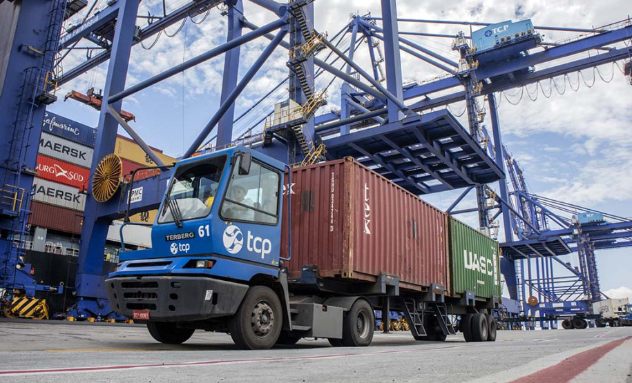 Paranaguá é rota de navios com capacidade para até 12 mil contêineres