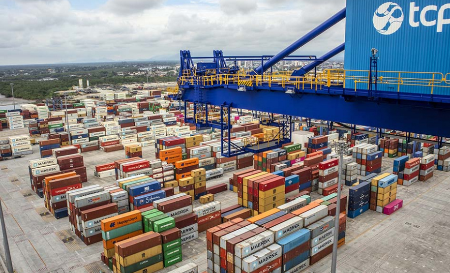 Paranaguá é rota de navios com capacidade para até 12 mil contêineres