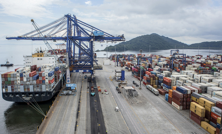 Paranaguá é rota de navios com capacidade para até 12 mil contêineres