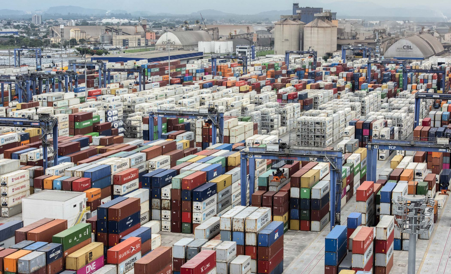 Paranaguá é rota de navios com capacidade para até 12 mil contêineres