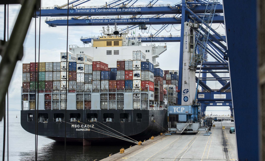 Paranaguá é rota de navios com capacidade para até 12 mil contêineres
