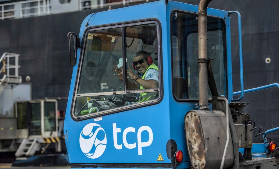 Paranaguá é rota de navios com capacidade para até 12 mil contêineres