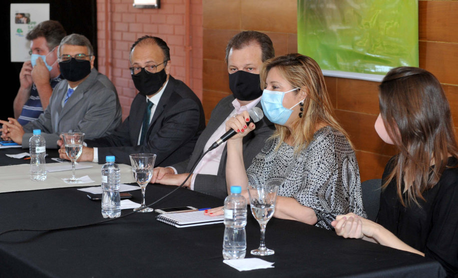 O Governo do Estado lançou nesta quinta-feira (5), na Universidade Estadual de Londrina (UEL), um novo serviço de atendimento à população chamado Saúde Online Paraná. A plataforma inovadora utiliza um sofisticado sistema de Inteligência Artificial, que vai conectar os pacientes e profissionais da Saúde de forma personalizada e eficiente.