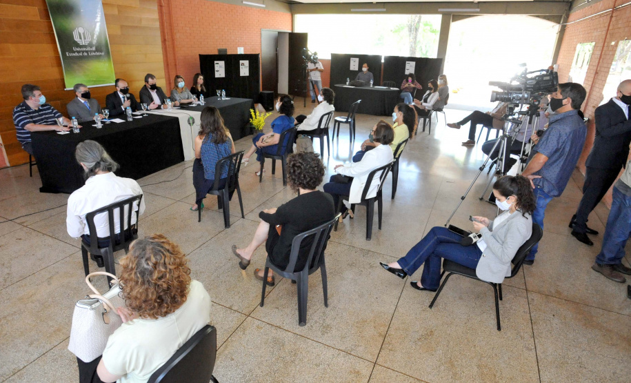 O Governo do Estado lançou nesta quinta-feira (5), na Universidade Estadual de Londrina (UEL), um novo serviço de atendimento à população chamado Saúde Online Paraná. A plataforma inovadora utiliza um sofisticado sistema de Inteligência Artificial, que vai conectar os pacientes e profissionais da Saúde de forma personalizada e eficiente.