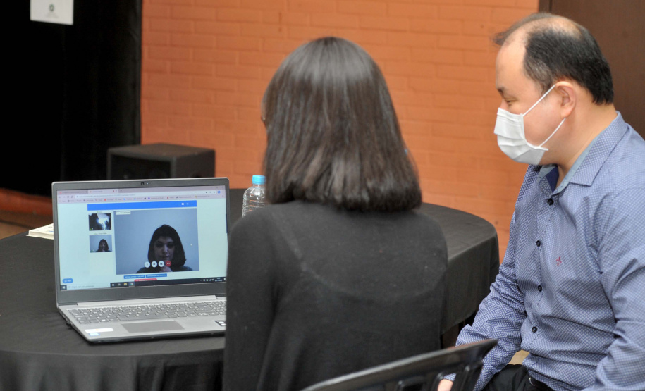 O Governo do Estado lançou nesta quinta-feira (5), na Universidade Estadual de Londrina (UEL), um novo serviço de atendimento à população chamado Saúde Online Paraná. A plataforma inovadora utiliza um sofisticado sistema de Inteligência Artificial, que vai conectar os pacientes e profissionais da Saúde de forma personalizada e eficiente.