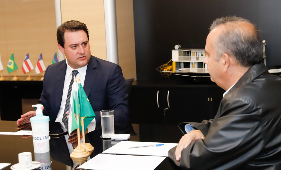 O governador Carlos Massa Ratinho Junior se reuniu nesta quarta-feira (4) com o ministro do Desenvolvimento Regional, Rogério Marinho, em Brasília, e pediu apoio da União no enfrentamento da crise hídrica que assola o Paraná desde o começo do ano.  Foto: Rodrigo Felix Leal