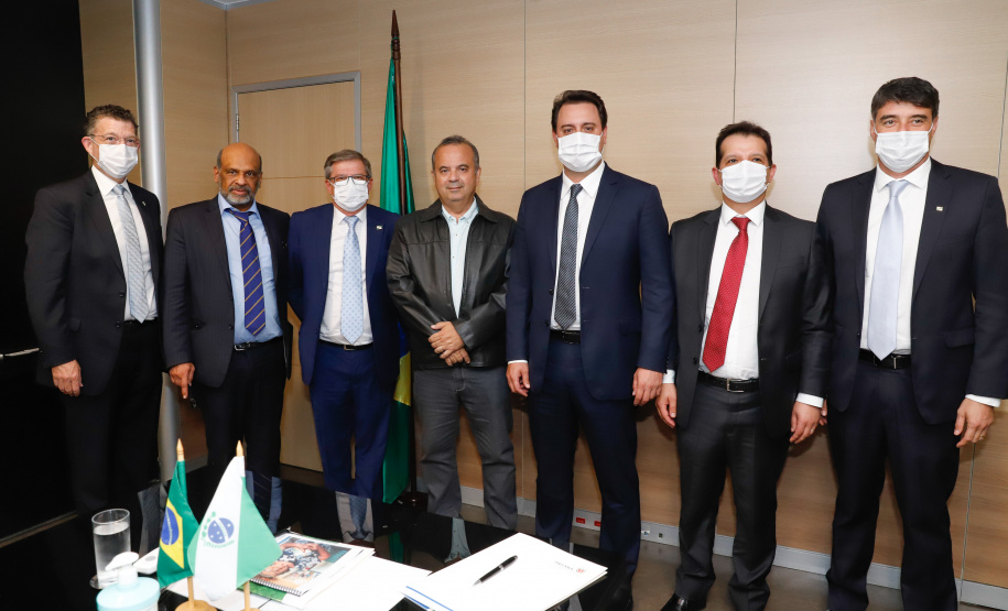 O governador Carlos Massa Ratinho Junior se reuniu nesta quarta-feira (4) com o ministro do Desenvolvimento Regional, Rogério Marinho, em Brasília, e pediu apoio da União no enfrentamento da crise hídrica que assola o Paraná desde o começo do ano.  Foto: Rodrigo Felix Leal