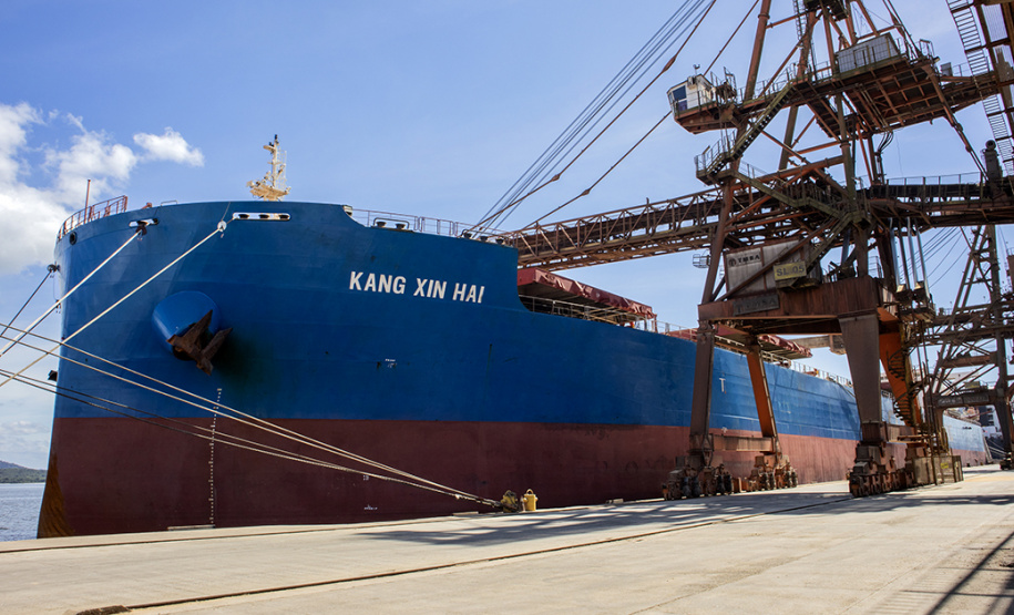 Investimentos públicos e privados ampliam capacidade do Porto de Paranaguá.