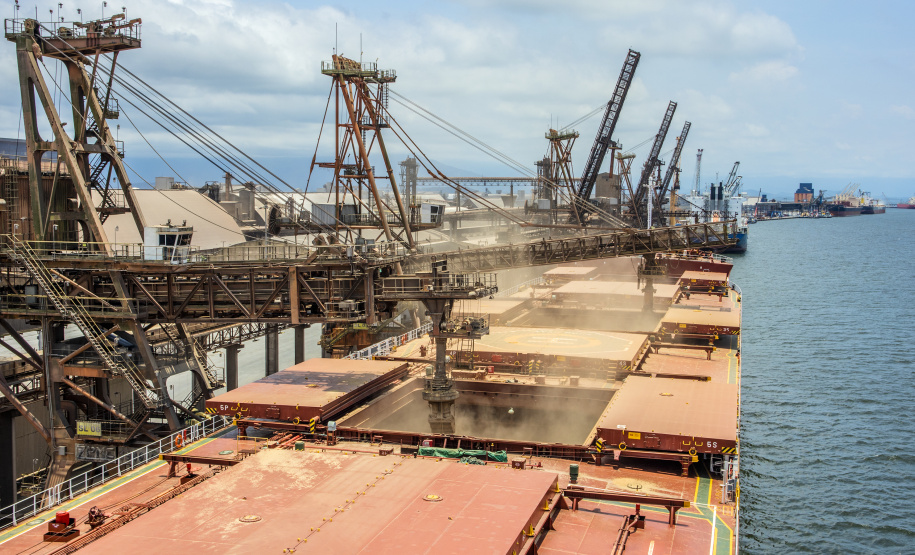 Investimentos públicos e privados ampliam capacidade do Porto de Paranaguá.