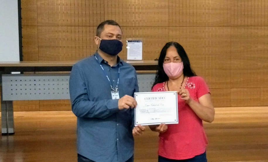 Beneficiados pelo projeto receberam certificado simbólico de participação. Foto: Sanepar