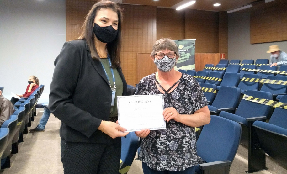 Beneficiados pelo projeto receberam certificado simbólico de participação. Foto: Sanepar