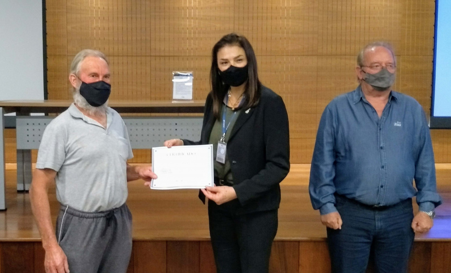 Beneficiados pelo projeto receberam certificado simbólico de participação. Foto: Sanepar