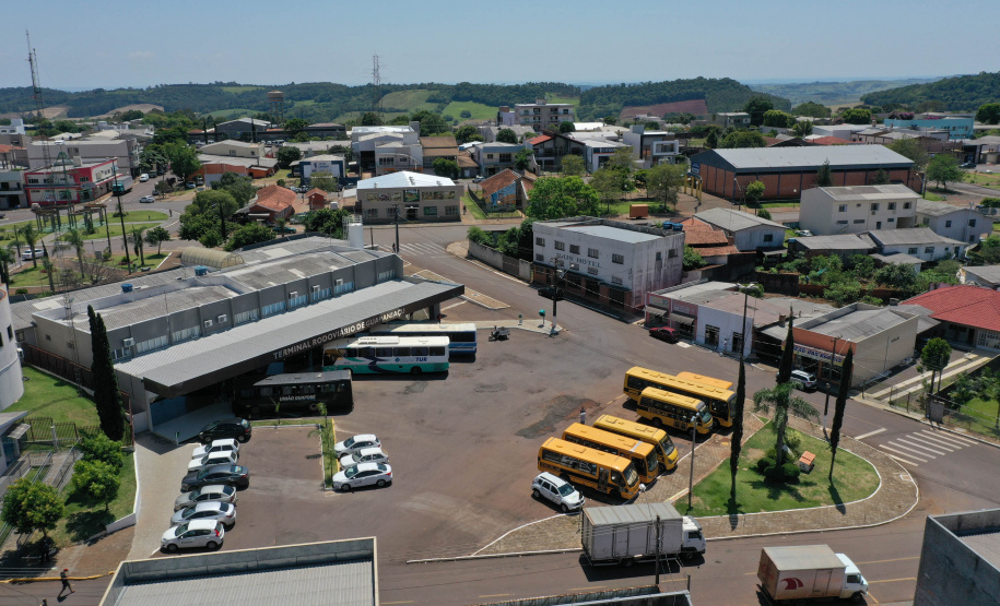 O Governo do Paraná aprovou 3.225 ações para promover o desenvolvimento da estrutura urbana dos Municípios, desde 1º de janeiro de 2019 até o último dia três de novembro. São obras e aquisições de máquinas, equipamentos e serviços, que, somadas, chegam a R$ 1,87 bilhão para Municípios de todas as Regiões do Estado. São autorizadas pela Secretaria do Desenvolvimento Urbano e de Obras Públicas (SEDU), com operação do Serviço Social Autônomo (Paranacidade, vinculado às SEDU).